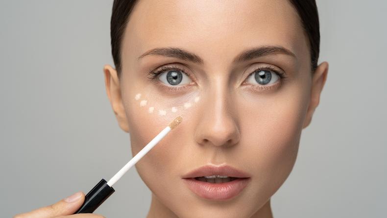 Как правильно замаскировать синяки под глазами с помощью макияжа: пошаговая инструкция