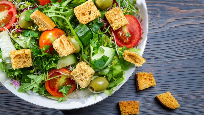 Пасхальный стол 2023: рецепты простых салатов на любой вкус