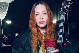 Мадонна показала фото с четырьмя приемными детьми и 29-летним бойфрендом