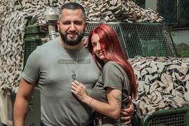 Милота дня: Эмеральд показала, как ее муж-воин спит рядом с новорожденной дочкой