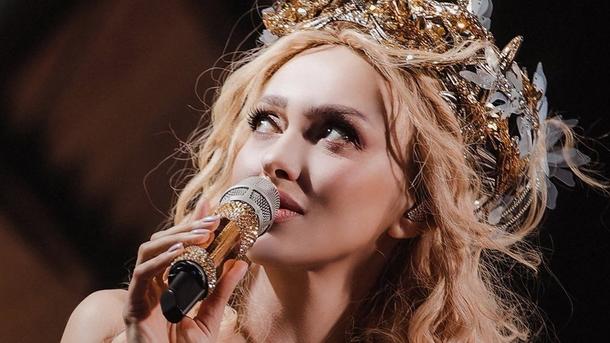 Полякова показала, что происходило за кадром ее клипа Полякова показала, что происходило за кадром ее клипа