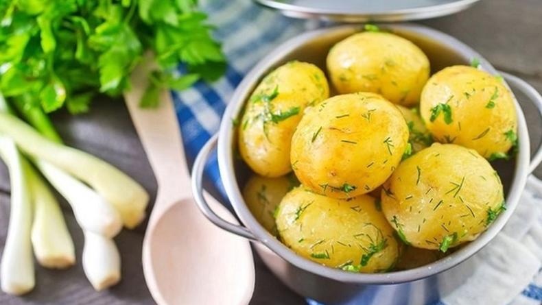 Как вкусно приготовить молодую картошку: ТОП-3 рецепта