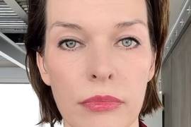 Йовович показала последствия того, что "была под рукой машинка для стрижки"
