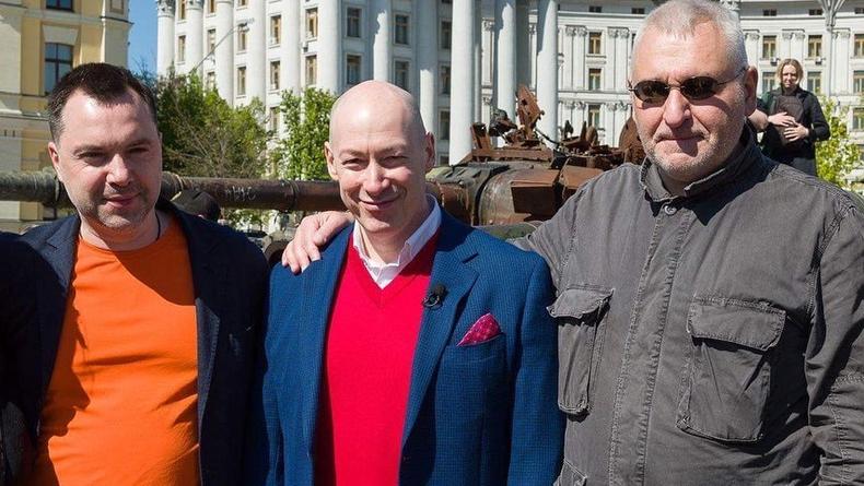 Гордон прогулялся по Киеву с Фейгиным и Арестовичем – фото