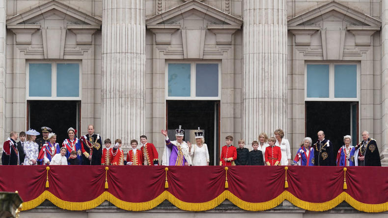 Без скандальных принцев Гарри и Эндрю: королевская семья выпустила новый групповой портрет