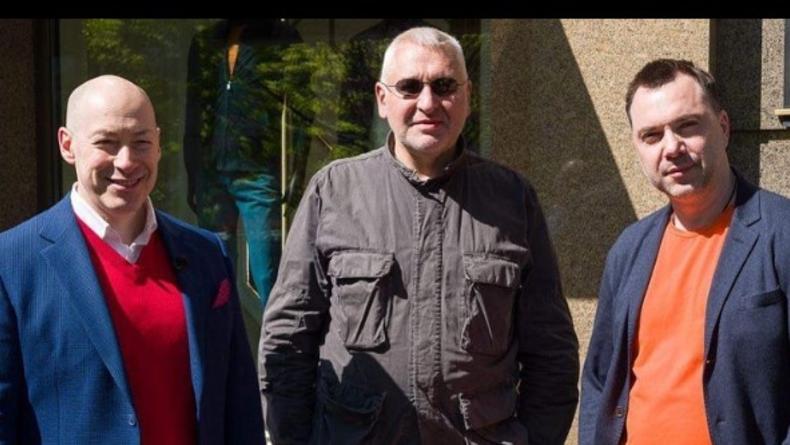 Арестович показал, как встретил в центре Киева Фейгина и Гордона, - фото