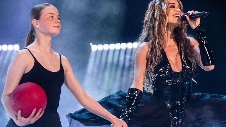 Євробачення-2023: Ріта Ора вийшла на сцену пісенного конкурсу разом із біженкою з Рівного