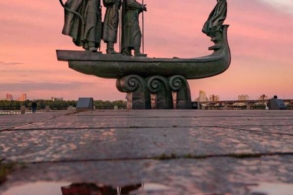 Памятник создателям Киева - Кию, Щеку и Хориву, сестре их Лыбидь.