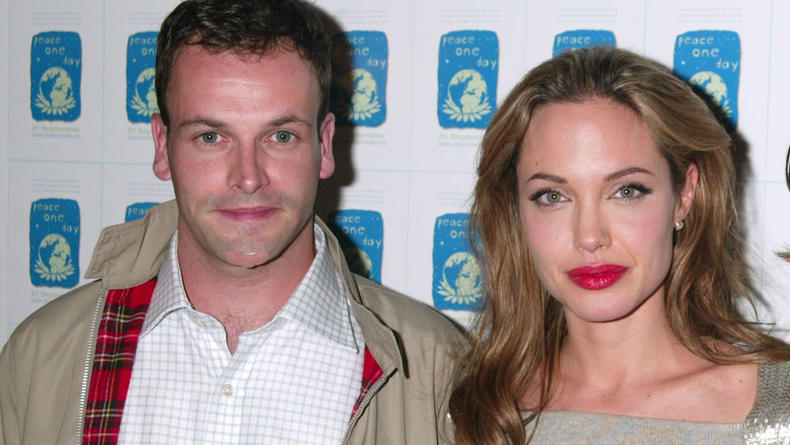 Из актера в пожарного: первый муж Анджелины Джоли сменил профессию