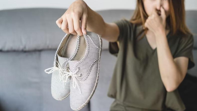 Как избавиться от неприятного запаха в обуви в домашних условиях