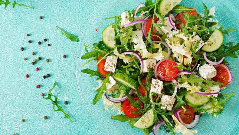 Зберігаємо вітаміни в тарілці: ТОП-3 рецепти легких літніх салатів