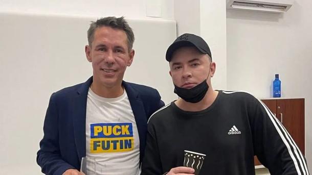 Панин вышел к Сердючке и ее маме на сцену Панин вышел к Сердючке и ее маме на сцену
