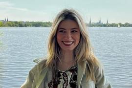 Петрожицкая с улыбкой и цветами заказала по случаю дня рождения донат в 32 грн