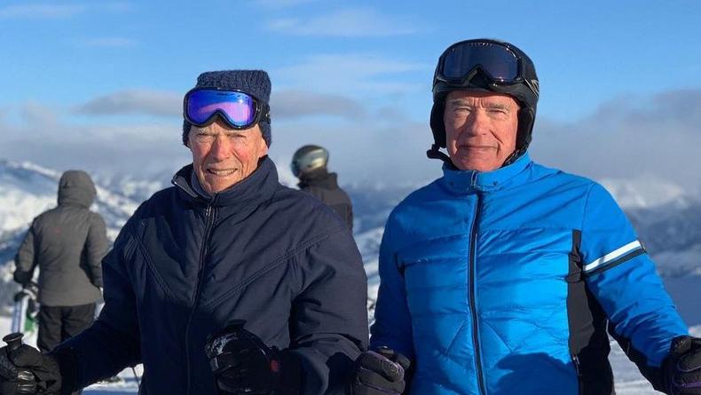 Шварценеггер поздравил Иствуда с 93-летием совместным фото на лыжах