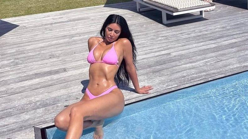 "Ей не 42?": Ким Кардашьян восхитила подписчиков фото в бледно-розовом купальнике