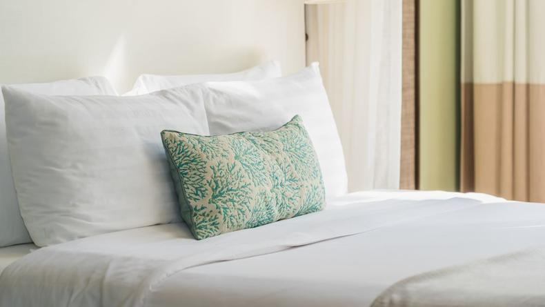 Как стирать одеяла и чистить подушки летом: полезные лайфхаки
