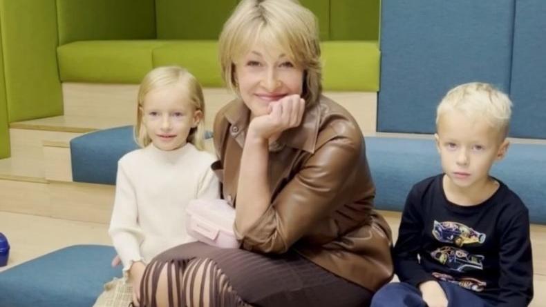 Елена Кравец устроила 6-летним детям-двойняшкам фотосессию в патриотических нарядах