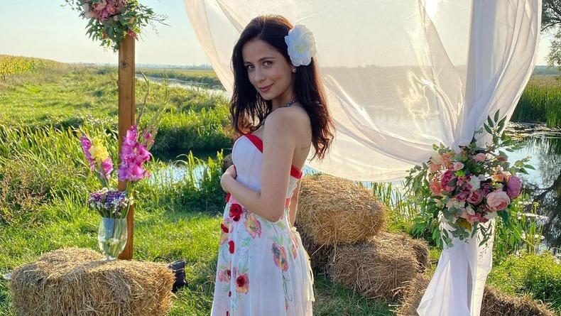 Звезда «Скаженого весілля» Полина Василина засветила в Сети свое фото в паспорте