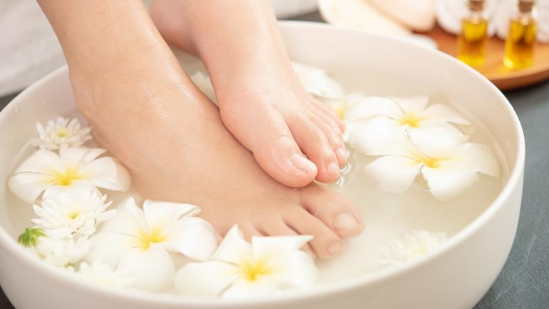 Расслабляющие ванночки для ног: 5 эффективных рецептов