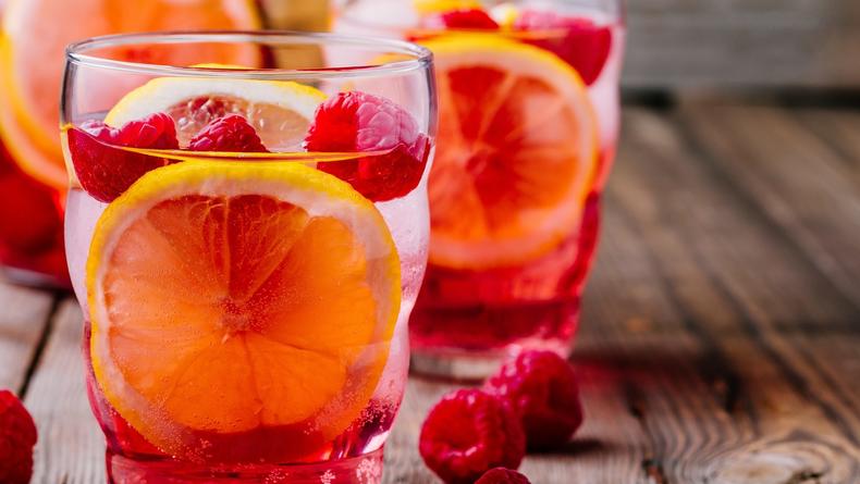 Напиток выходного дня: рецепт ягодно-фруктовой сангрии с лимоном и малиной