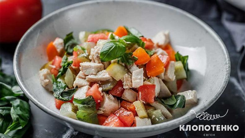 Блюдо выходного дня: салат с куриным филе и медовой заправкой по рецепту Евгения Клопотенко