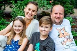 Солист группы «ТИК» Виктор Бронюк показал архивные фото со своей свадьбы