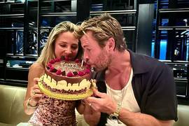 Звезда Marvel Крис Хемсворт показал видео с празднования 47-летия его жены Эльзы Патаки