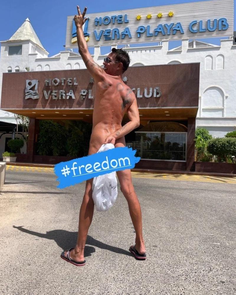 Панин снялся голым у испанского отеля нудистов и показал знак Уинстона  Черчилля - Афиша bigmir)net