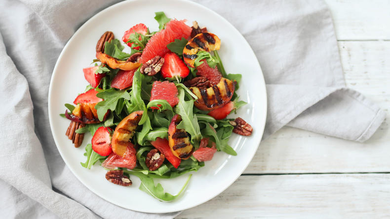 Дары лета: ТОП-3 рецепта легких салатов с сезонными фруктами