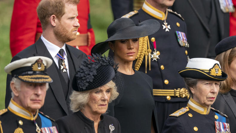 Королевская семья не пригласила принца Гарри и Меган Маркл на годовщину со дня смерти Елизаветы II — СМИ