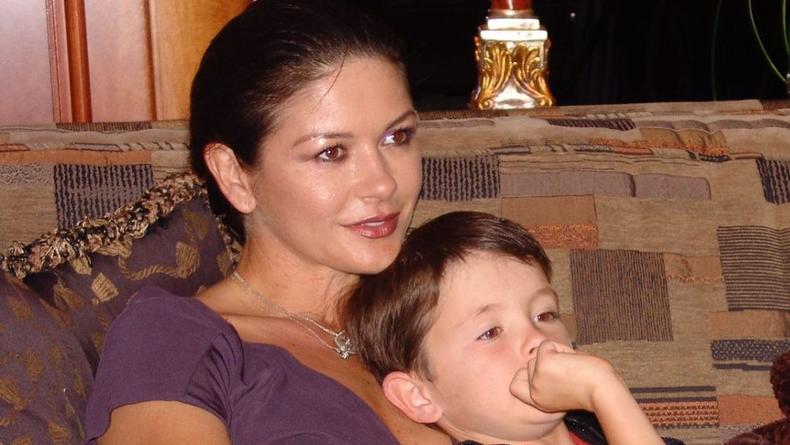 Кэтрин Зета-Джонс показала, как прижимала сына Дилана к груди 23 года назад