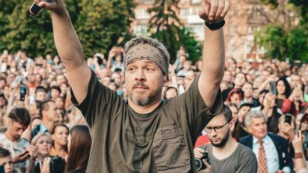 Фоззи также обратил в объектив средний палец Фоззи также обратил в объектив средний палец