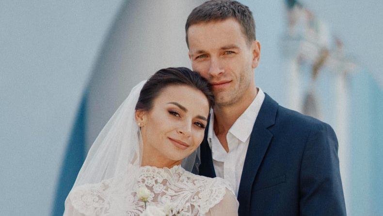 Илона Гвоздева поздравила мужа с годовщиной свадьбы и показала их венчание во время войны