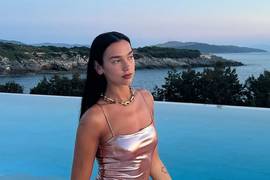Дуа Липа в разных купальниках покаталась с бойфрендом на яхте