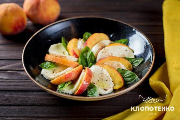 Салат капрезе з персиками за рецептом Євгена Клопотенка фото: klopotenko.com