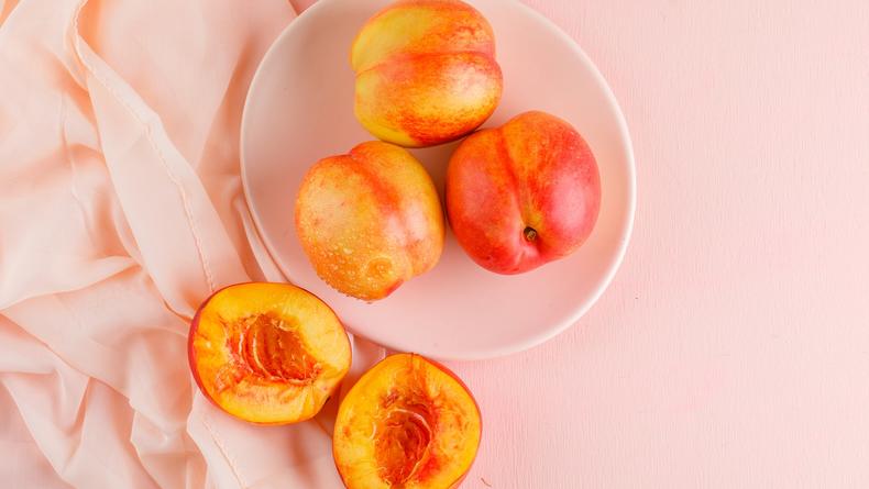 Смачні рецепти з персиком: готуємо від салату до пирога