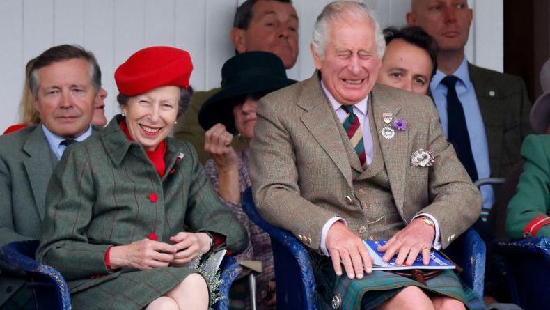 Тогда и сейчас: Чарльз III поздравил сестру Анну с 73-летием, показав их детское фото