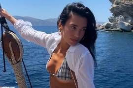 "Ритуал Ибицы": Дуа Липа ослепила фанов ногами в мини на высоком каблуке