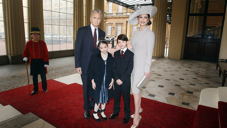 «Чувствуют себя как дома»: Зета-Джонс повеселила архивным видео с Дугласом и их детьми в Букингемском дворце