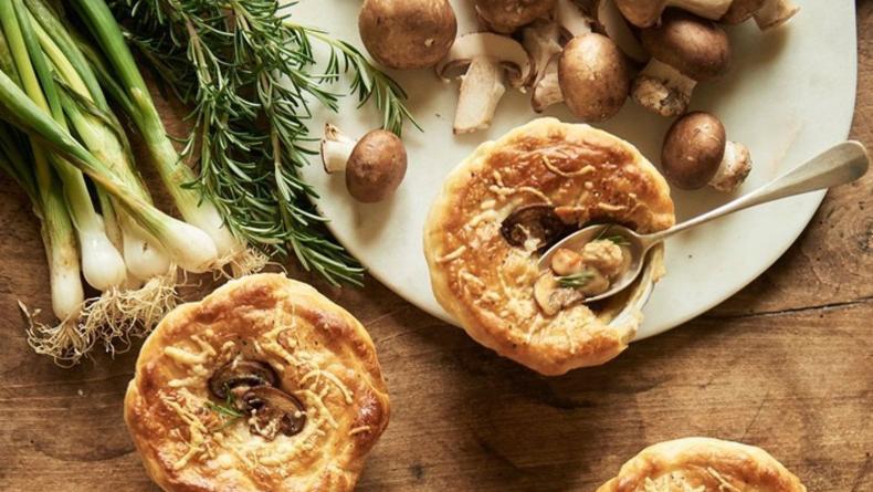 Рецепт дня: мини-пироги с грибами, курицей и овощами