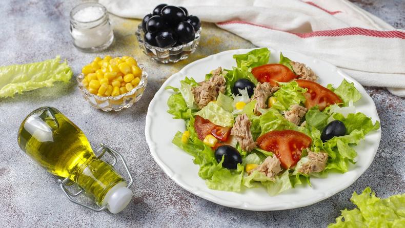 Салат с тунцом: ТОП-3 рецепта закусок