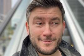 "Її Святість": автор Метро 2033 знявся з Абрамович