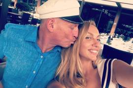 «Нашей семье — 19»: Оля Полякова показала новое фото с мужем по случаю их годовщины свадьбы