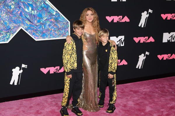 Шакіра на премії MTV VMA 2023 із синами від Жерара Піке