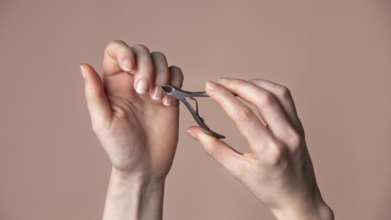 Не делайте так: 5 вредных привычек, которые портят ногти