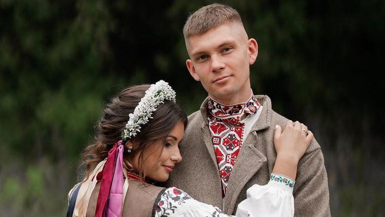 Учасник Kalush Orchestra Віталій Дужик одружився: перші фото з весілля в українському стилі