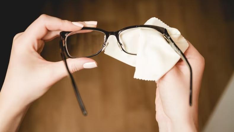 Как убрать царапины на очках: ТОП-4 лайфхака
