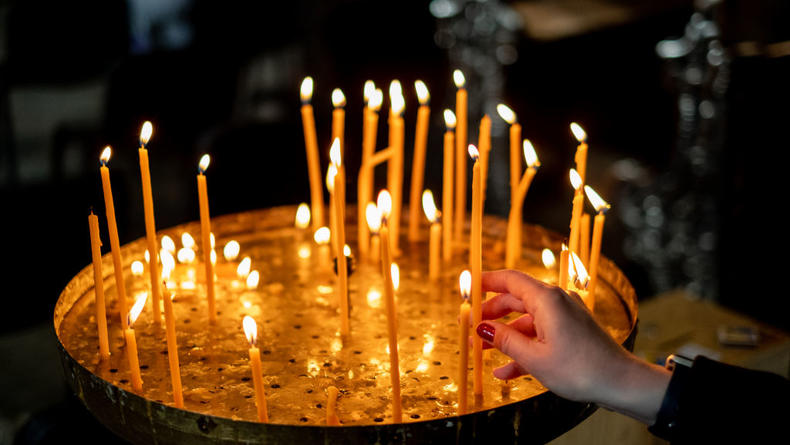 За здравие или упокой: в Украине теперь можно поставить свечу онлайн