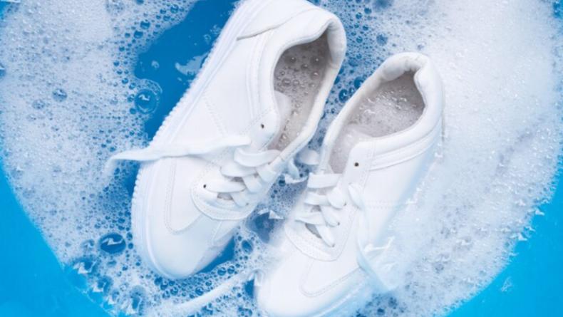 Как стирать белые кроссовки, чтобы сохранить их внешний вид: лайфхаки
