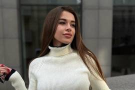 "10/10 мой стиль": новая жена бывшего Лорак прошлась по стоянке в мини и ботфортах